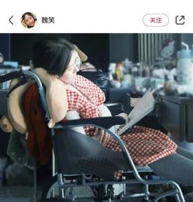 曾黎探班赵露思,自学走路吃饭,展现生活新技能